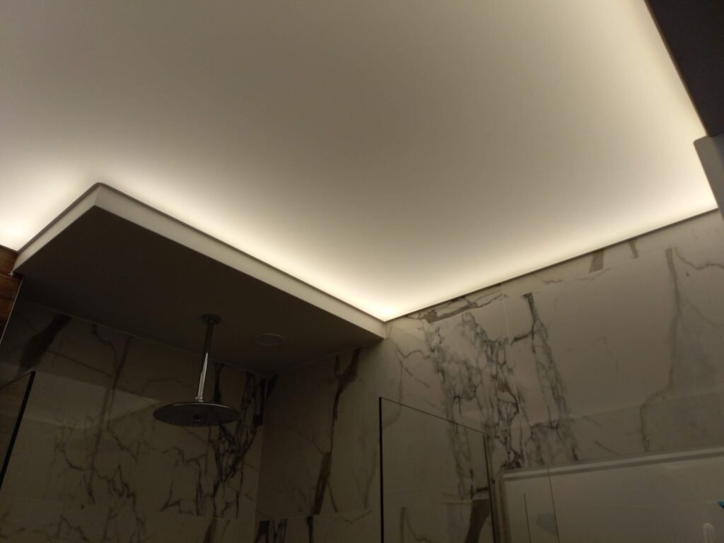 Опънат таван с монтирано скрито осветление по периферията